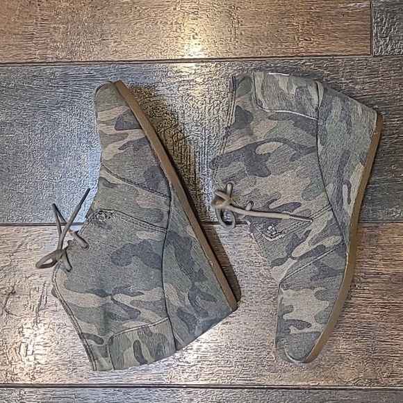 TOMS Washed Camo Desert Wedge Ankle Boot - Picture 1 of 13